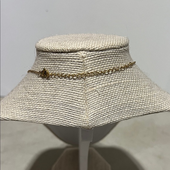 Elegant Gold Necklace - Picture 3 of 3